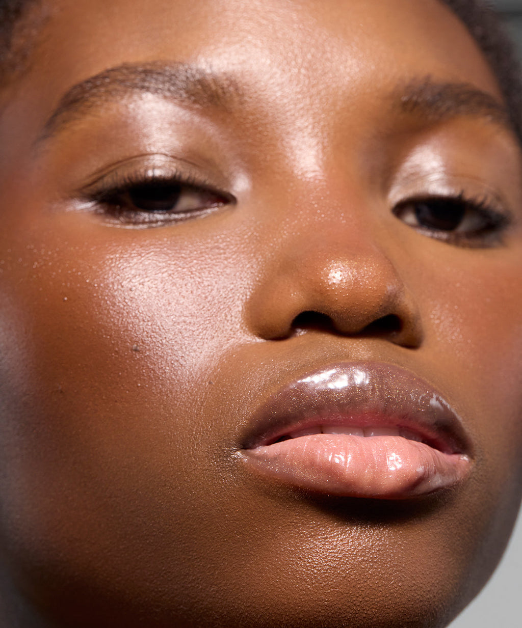 | desc: | text: light Elisabeth wears Lip Gloss in shade Topaz