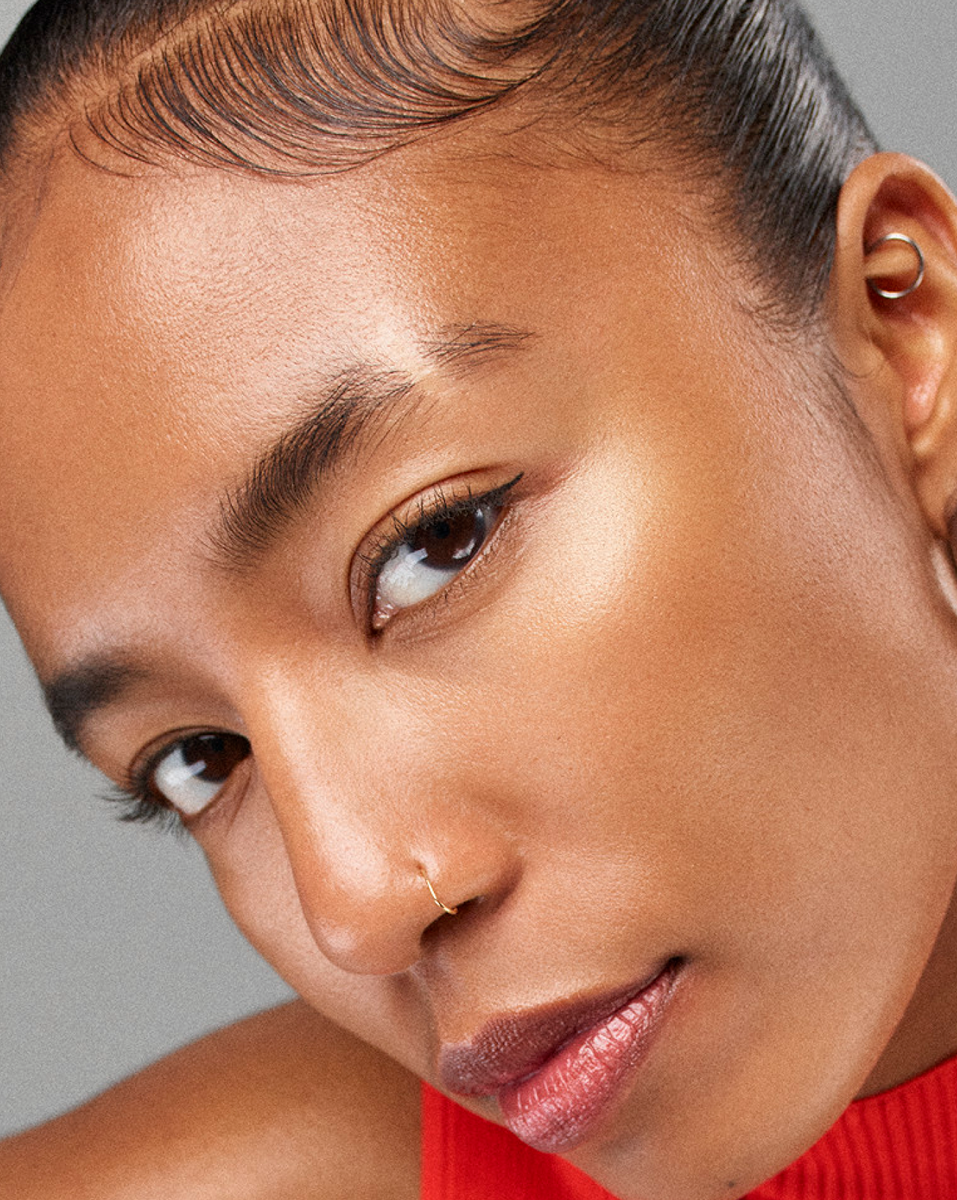 black | Nhumi wears Boy Brow in Black. | Nhumi wears Boy Brow in Black. | #FFFFFF