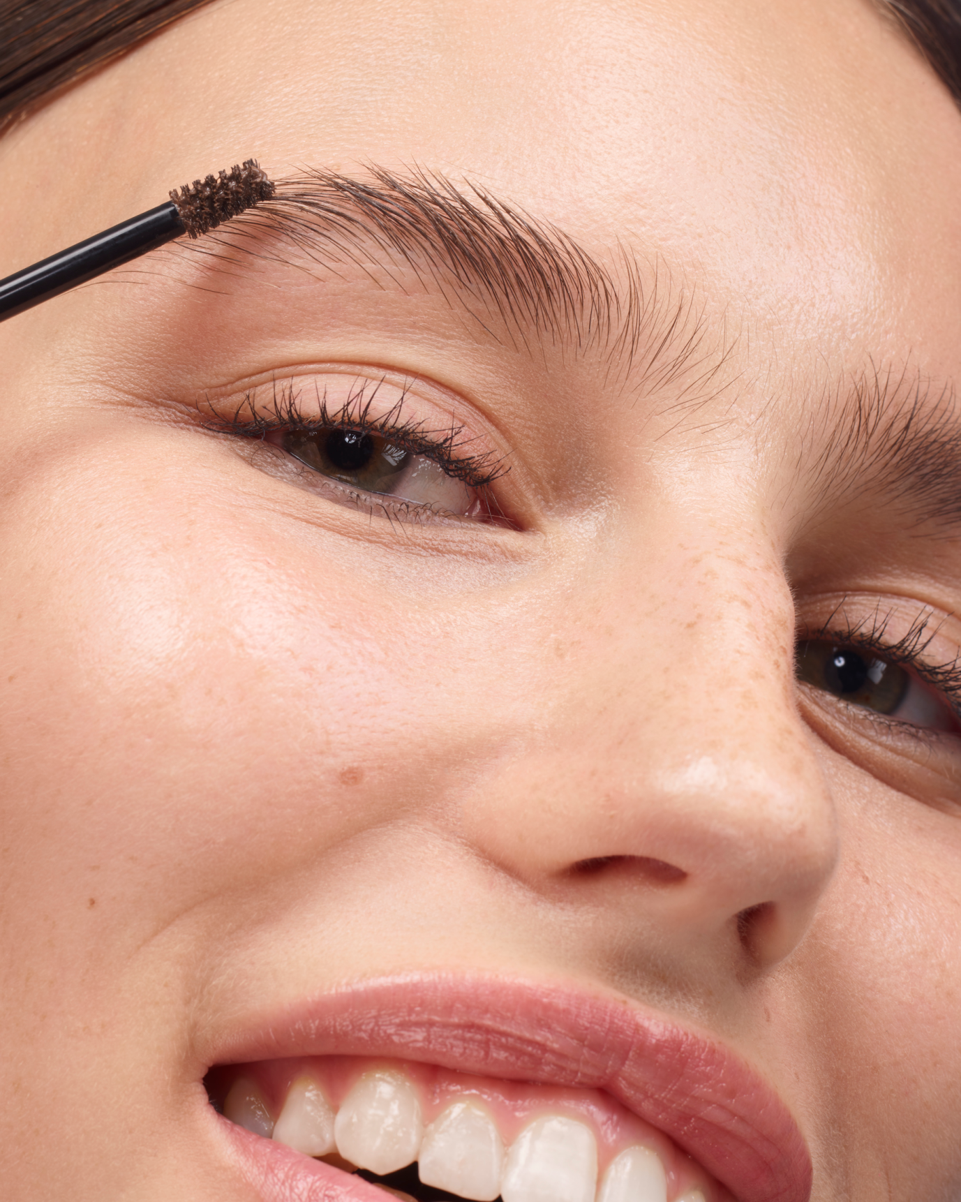 brown | Chloe wears Boy Brow in Brown. | Chloe wears Boy Brow in Brown. | #FFFFFF